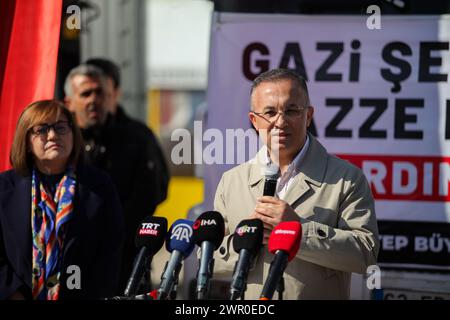 10 marzo 2024, Gaziantep, Turkiye: Gaziantep, Turkiye. 10 marzo 2024. Un convoglio di aiuti di cinque grandi camion è organizzato a Gaziantep e pronto a partire per Gaza. All'evento hanno partecipato il governatore di Gaziantep, Kemal Ã‡eber, il sindaco di Gaziantep, Fatima Åžahin, l'ex ministro della giustizia e vicepresidente del partito giustizia e sviluppo, Abdulhamit GÃ¼l, oltre ai dignitari locali. Il convoglio di Gaziantep è uno dei tanti convogli preparati in varie città turche diretti verso la devastata Striscia di Gaza (Credit Image: © Zakariya Yahya/IMAGESLIVE via ZUMA Press Wire) EDITORIALE USAG Foto Stock