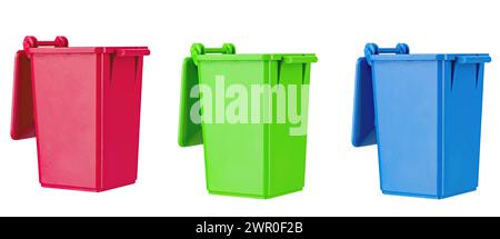 Posizionare un contenitore in plastica grande isolato su sfondo bianco. Contenitori per rifiuti con coperchio. Concetto di pulizia, separazione dei rifiuti e igiene pubblica. File con Foto Stock