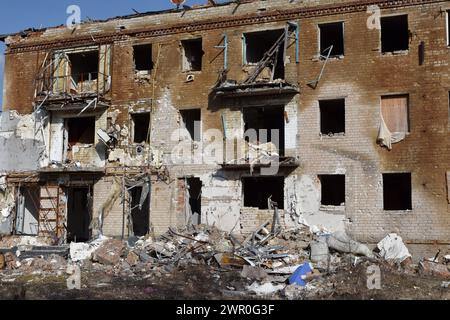 Huliaipole, Ucraina. 4 marzo 2024. Vista generale di un condominio danneggiato dai bombardamenti russi a Huliaipole. Huliaipole si trova in prima linea durante la guerra. I residenti di Huliaipole vivono sotto bombardamenti costanti da due anni. Un tempo una città accogliente con migliaia di persone, con viste pittoresche, assomiglia a una terra desolata. Difficilmente incontrerete persone per strada - CE ne sono solo un migliaio e mezzo qui. (Credit Image: © Andriy Andriyenko/SOPA Images via ZUMA Press Wire) SOLO PER USO EDITORIALE! Non per USO commerciale! Foto Stock