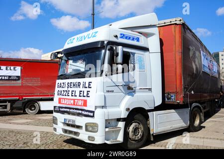 Gaziantep, Turkiye. 10 marzo 2024. Gaziantep, Turkiye. 10 marzo 2024. Un convoglio di cinque camion pieno di aiuti umanitari è preparato nella città turca meridionale di Gaziantep e pronto a partire per Gaza. All'evento hanno partecipato il governatore di Gaziantep, Kemal Ã‡eber, il sindaco di Gaziantep, Fatima Åžahin, l'ex ministro della giustizia e vicepresidente del partito giustizia e sviluppo, Abdulhamit GÃ¼l, oltre a dignitari e imprenditori locali. Altre città di Turkiye hanno anche preparato convogli di aiuti umanitari diretti alla Striscia di Gaza bombardata (Credit Image: © Muhammad Foto Stock