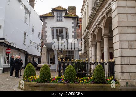 Windsor, Berkshire, Regno Unito. 9 marzo 2024. La Crooked House a Windsor. Oggi è stata una giornata molto impegnativa a Windsor, Berkshire, dato che la gente era fuori e in giro in città a godersi le temperature primaverili più miti. Crediti: Maureen McLean/Alamy Live News Foto Stock