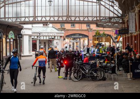 Windsor, Berkshire, Regno Unito. 9 marzo 2024. Ciclisti nel centro di Windsor. Oggi è stata una giornata molto impegnativa a Windsor, Berkshire, dato che la gente era fuori e in giro in città a godersi le temperature primaverili più miti. Crediti: Maureen McLean/Alamy Live News Foto Stock