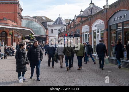 Windsor, Berkshire, Regno Unito. 9 marzo 2024. Oggi è stata una giornata molto impegnativa a Windsor, Berkshire, dato che la gente era fuori e in giro in città a godersi le temperature primaverili più miti. Crediti: Maureen McLean/Alamy Live News Foto Stock