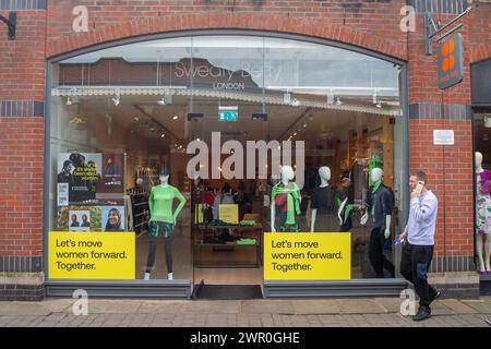 Windsor, Berkshire, Regno Unito. 9 marzo 2024. Oggi è stata una giornata molto impegnativa a Windsor, Berkshire, dato che la gente era fuori e in giro in città a godersi le temperature primaverili più miti. Crediti: Maureen McLean/Alamy Live News Foto Stock