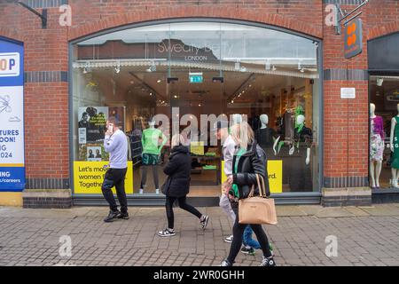 Windsor, Berkshire, Regno Unito. 9 marzo 2024. Oggi è stata una giornata molto impegnativa a Windsor, Berkshire, dato che la gente era fuori e in giro in città a godersi le temperature primaverili più miti. Crediti: Maureen McLean/Alamy Live News Foto Stock