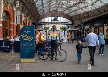 Windsor, Berkshire, Regno Unito. 9 marzo 2024. Oggi è stata una giornata molto impegnativa a Windsor, Berkshire, dato che la gente era fuori e in giro in città a godersi le temperature primaverili più miti. Crediti: Maureen McLean/Alamy Live News Foto Stock