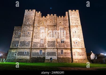 La grande Fortezza al castello di dover illuminata di notte, vista dall'interno della bailey interna. Eretto nel 1170-1180 da Maurizio l'ingegnere per Enrico II Foto Stock