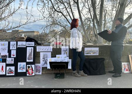 ©PHOTOPQR/l'ALSACE/Vincent VOEGTLIN ; Parigi ; 08/03/2024 ; Illustration des bouquinistes de Paris sont des libraires de livres anciens et d'occasion vendant dans des boîtes installées sur une grande partie des quais de Seine : sur la rive droite, du pont Marie au quai du Louvre et sur la rive gauche, du quai de la Tournelle au quai Voltaire, à Paris le 8 mars 2024. Parigi ; 03/08/2024; i bouquinistes di Parigi sono librai di libri vecchi e usati che vendono in scatole allestite su gran parte delle banchine della Senna: Sulla sponda destra, dal Pont Marie al quai du Louvre e sulla Foto Stock