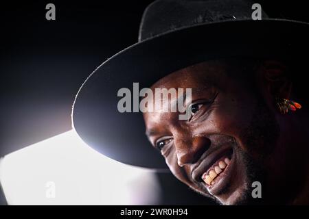 Musicista e regista belga Baloji, nella foto della 13a edizione della cerimonia di premiazione del film "Magritte du Cinema", sabato 9 marzo 2024, a Bruxelles. I premi sono premiati per i film di produttori belgi francofoni. BELGA FOTO LAURIE DIEFFEMBACQ Foto Stock