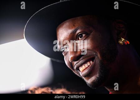 Musicista e regista belga Baloji, nella foto della 13a edizione della cerimonia di premiazione del film "Magritte du Cinema", sabato 9 marzo 2024, a Bruxelles. I premi sono premiati per i film di produttori belgi francofoni. BELGA FOTO LAURIE DIEFFEMBACQ Foto Stock