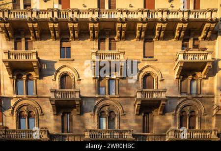 Balconi e finestre su un blocco di appartamenti in stile gotico nel centro di Milano, Lombardia, Italia. Foto Stock