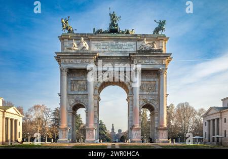 L'arco trionfale conosciuto come Arco della Pace, o Arco della Pace con Castello Sforzesco in lontananza, Milano, Lombardia, Italia. Foto Stock