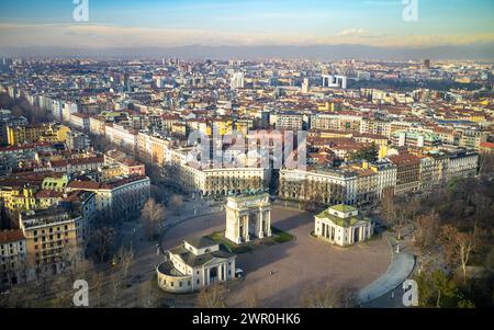 Veduta aerea di Milano guardando a nord dalla Torre Branca verso Arco della Pace, corso Sempione e le Alpi, Lombardia, Italia Foto Stock