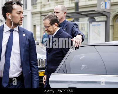 Amsterdam, Paesi Bassi. 10 marzo 2024. AMSTERDAM - il presidente israeliano Isaac Herzog arriva all'apertura del Museo Nazionale dell'Olocausto. Il museo è aperto da re Willem-Alexander. ANP MICHEL VAN BERGEN paesi bassi Out - belgio Out crediti: ANP/Alamy Live News Foto Stock