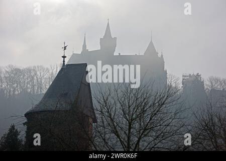 10 marzo 2024, Sassonia-Anhalt, Wernigerode: La nebbia avvolge il castello di Wernigerode. Nei prossimi giorni, rimarrà modificabile con il sole e le nuvole. Foto: Matthias Bein/dpa Foto Stock