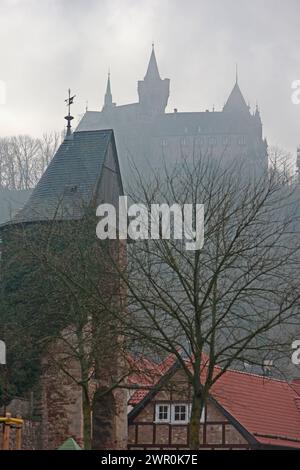 10 marzo 2024, Sassonia-Anhalt, Wernigerode: La nebbia avvolge il castello di Wernigerode. Nei prossimi giorni, rimarrà modificabile con il sole e le nuvole. Foto: Matthias Bein/dpa Foto Stock