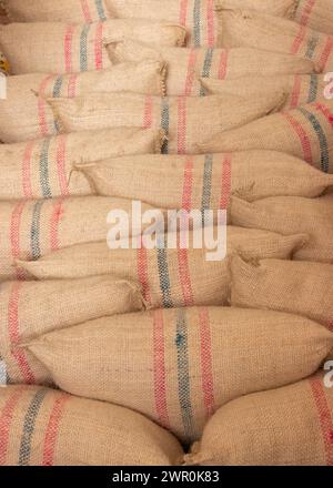 Sacchi di caffè brown hessian intrecciati u[ e ripieni di caffè pronti per la vendita e l'esportazione dalla Columbia Foto Stock