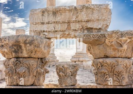 Vista ravvicinata del tempio romano di Ercole, non completato, nella Cittadella di Amman ad Amman in Giordania. Foto Stock