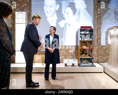 AMSTERDAM - Re Willem-Alexander riceve un tour durante l'incontro di apertura del Museo Nazionale dell'Olocausto. Il museo discute la storia della persecuzione degli ebrei nei Paesi Bassi. ANP RAMON VAN FLYMEN netherlands Out - belgio Out Foto Stock