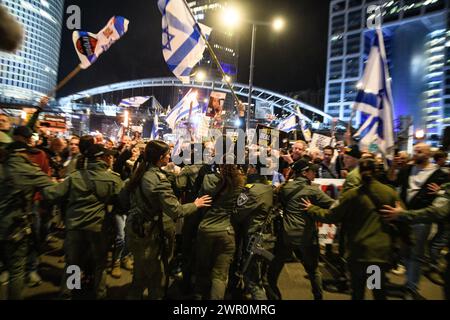 Israele. 9 marzo 2024. Migliaia di israeliani hanno protestato contro il primo ministro Benjamin Netanyahu e il suo governo di estrema destra chiedendo il rilascio immediato degli ostaggi e le elezioni generali nello Stato di Israele. Durante la manifestazione, i manifestanti avevano sfondato le barriere della polizia israeliana sulla strada di Ayalon bloccata a Tel Aviv che la polizia aveva diffuso utilizzando poliziotti a cavallo e cannoni ad acqua. Tel Aviv, Israele. 9 marzo 2024. (Matan Golan/Sipa USA). Crediti: SIPA USA/Alamy Live News Foto Stock