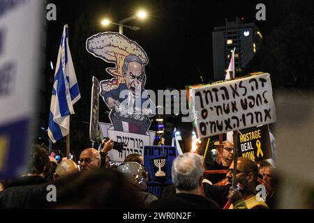 Israele. 9 marzo 2024. Migliaia di israeliani hanno protestato contro il primo ministro Benjamin Netanyahu e il suo governo di estrema destra chiedendo il rilascio immediato degli ostaggi e le elezioni generali nello Stato di Israele. Durante la manifestazione, i manifestanti avevano sfondato le barriere della polizia israeliana sulla strada di Ayalon bloccata a Tel Aviv che la polizia aveva diffuso utilizzando poliziotti a cavallo e cannoni ad acqua. Tel Aviv, Israele. 9 marzo 2024. (Matan Golan/Sipa USA). Crediti: SIPA USA/Alamy Live News Foto Stock