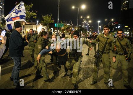 Israele. 9 marzo 2024. Migliaia di israeliani hanno protestato contro il primo ministro Benjamin Netanyahu e il suo governo di estrema destra chiedendo il rilascio immediato degli ostaggi e le elezioni generali nello Stato di Israele. Durante la manifestazione, i manifestanti avevano sfondato le barriere della polizia israeliana sulla strada di Ayalon bloccata a Tel Aviv che la polizia aveva diffuso utilizzando poliziotti a cavallo e cannoni ad acqua. Tel Aviv, Israele. 9 marzo 2024. (Matan Golan/Sipa USA). Crediti: SIPA USA/Alamy Live News Foto Stock