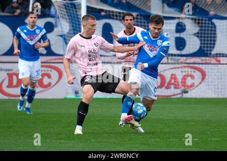 Flavio Bianchi del Brescia calcio FC contrasta con Kristoffer Lund durante la partita di campionato italiano di serie B tra Brescia calcio e pale Foto Stock