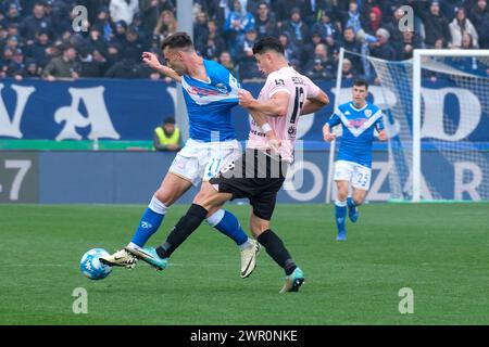 Gabriele Moncini del Brescia calcio FC contrasta con Adnan Kanuric del Palermo FC durante la partita di campionato italiano di serie B tra Brescia C. Foto Stock