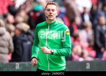 AMSTERDAM, PAESI BASSI - 10 MARZO: L'assistente arbitro Marco Ribbink guarda in alto durante l'incontro olandese Eredivisie tra Ajax e fortuna Sittard alla Johan Cruijff Arena il 10 marzo 2024 ad Amsterdam, Paesi Bassi. (Foto di Peter Lous/Orange Pictures) Foto Stock