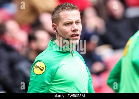 AMSTERDAM, PAESI BASSI - 10 MARZO: L'assistente arbitro Joost van Zuilen guarda in alto durante la partita olandese Eredivisie tra Ajax e fortuna Sittard alla Johan Cruijff Arena il 10 marzo 2024 ad Amsterdam, Paesi Bassi. (Foto di Peter Lous/Orange Pictures) Foto Stock