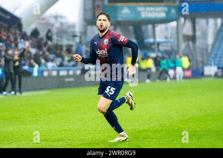 Il centrocampista del West Bromwich Okay Yokuşlu (35) segna un GOL di 1-3 e festeggia durante la partita di Huddersfield Town AFC contro West Bromwich Albion FC per il titolo EFL allo stadio John Smith, Huddersfield, Regno Unito, il 10 marzo 2024 Credit: Every Second Media/Alamy Live News Foto Stock