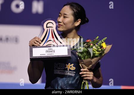 Parigi, Francia. 10 marzo 2024. Champion an se Young della Corea del Sud celebra durante la cerimonia di premiazione per l'evento singolo femminile al torneo French Open Badminton di Parigi, in Francia, 10 marzo 2024. Crediti: Aurelien Morissard/Xinhua/Alamy Live News Foto Stock