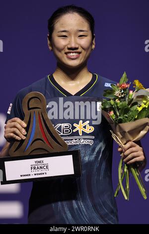 Parigi, Francia. 10 marzo 2024. Champion an se Young della Corea del Sud celebra durante la cerimonia di premiazione per l'evento singolo femminile al torneo French Open Badminton di Parigi, in Francia, 10 marzo 2024. Crediti: Aurelien Morissard/Xinhua/Alamy Live News Foto Stock