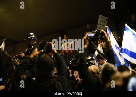 Israele. 9 marzo 2024. Migliaia di israeliani hanno protestato contro il primo ministro Benjamin Netanyahu e il suo governo di estrema destra chiedendo il rilascio immediato degli ostaggi e le elezioni generali nello Stato di Israele. Durante la manifestazione, i manifestanti avevano sfondato le barriere della polizia israeliana sulla strada di Ayalon bloccata a Tel Aviv che la polizia aveva diffuso utilizzando poliziotti a cavallo e cannoni ad acqua. Tel Aviv, Israele. 9 marzo 2024. (Matan Golan/Sipa USA). Crediti: SIPA USA/Alamy Live News Foto Stock