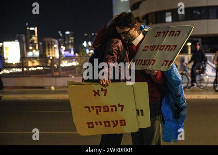 Israele. 9 marzo 2024. Migliaia di israeliani hanno protestato contro il primo ministro Benjamin Netanyahu e il suo governo di estrema destra chiedendo il rilascio immediato degli ostaggi e le elezioni generali nello Stato di Israele. Durante la manifestazione, i manifestanti avevano sfondato le barriere della polizia israeliana sulla strada di Ayalon bloccata a Tel Aviv che la polizia aveva diffuso utilizzando poliziotti a cavallo e cannoni ad acqua. Tel Aviv, Israele. 9 marzo 2024. (Matan Golan/Sipa USA). Crediti: SIPA USA/Alamy Live News Foto Stock