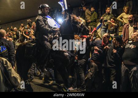 Israele. 9 marzo 2024. Migliaia di israeliani hanno protestato contro il primo ministro Benjamin Netanyahu e il suo governo di estrema destra chiedendo il rilascio immediato degli ostaggi e le elezioni generali nello Stato di Israele. Durante la manifestazione, i manifestanti avevano sfondato le barriere della polizia israeliana sulla strada di Ayalon bloccata a Tel Aviv che la polizia aveva diffuso utilizzando poliziotti a cavallo e cannoni ad acqua. Tel Aviv, Israele. 9 marzo 2024. (Matan Golan/Sipa USA). Crediti: SIPA USA/Alamy Live News Foto Stock