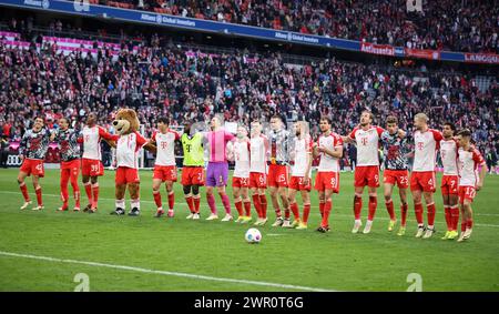 Mannschaft tanz vor den fans Fussball 1 . Bundesliga Saison 2023 / 2024 FC Bayern MŸnchen 1 FSV Mainz 05 © diebilderwelt / Alamy Stock Foto Stock