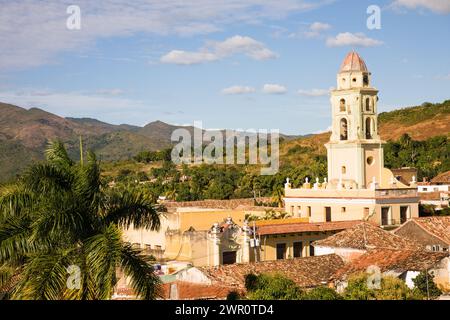 La torre del Convento di San Francisco nel centro storico della città coloniale di Trinidad, Cuba, con vista sulle colline circostanti Foto Stock