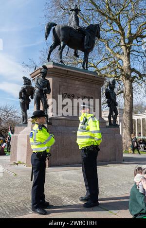 Polizia a guardia della statua equestre del Duca di Wellington, Hyde Park Corner, Londra, Regno Unito, prima che passasse la manifestazione di protesta pro Palestina Foto Stock