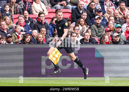 Amsterdam, Paesi Bassi. 10 marzo 2024. AMSTERDAM, PAESI BASSI - 10 MARZO: L'assistente arbitro Marco Ribbink guarda in alto durante l'incontro olandese Eredivisie tra Ajax e fortuna Sittard alla Johan Cruijff Arena il 10 marzo 2024 ad Amsterdam, Paesi Bassi. (Foto di Peter Lous/Orange Pictures) credito: Orange Pics BV/Alamy Live News Foto Stock