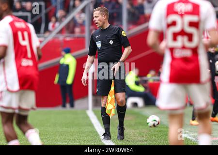 Amsterdam, Paesi Bassi. 10 marzo 2024. AMSTERDAM, PAESI BASSI - 10 MARZO: L'assistente arbitro Joost van Zuilen guarda in alto durante la partita olandese Eredivisie tra Ajax e fortuna Sittard alla Johan Cruijff Arena il 10 marzo 2024 ad Amsterdam, Paesi Bassi. (Foto di Peter Lous/Orange Pictures) credito: Orange Pics BV/Alamy Live News Foto Stock