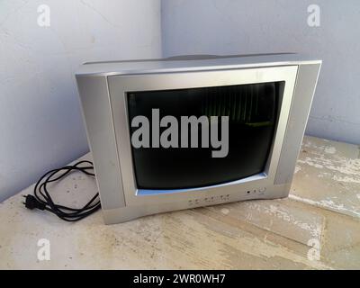 TV vintage con cavo laterale collegato Foto Stock