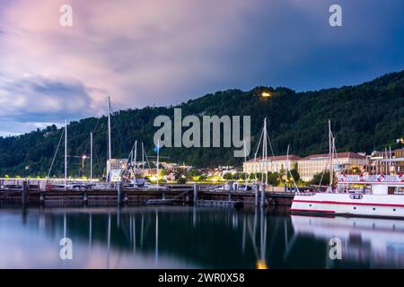 Bregenz: lago Bodensee (lago di Costanza), porto, barche, edificio di comando del colonnello Bilgeri (caserma Bilgeri) a Bodensee (lago di Costanza), Vorarlberg, Foto Stock