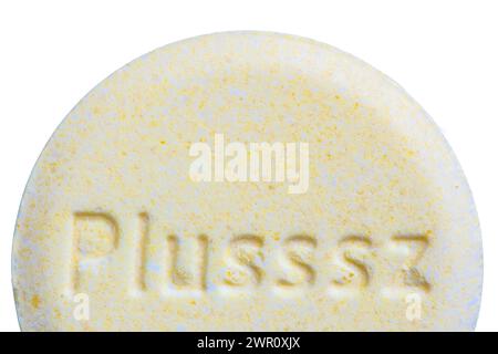 Polonia - 5 novembre 2023: Primo piano su Plusssz multivitaminico compresse effervescenti rotonde su sfondo bianco Foto Stock