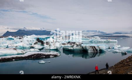 Incredibile paesaggio di Jokulsarlon, la laguna glaciale più famosa al mondo, ripresa aerea. Concetti di viaggio e avventura. Foto Stock