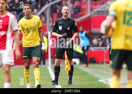 AMSTERDAM, PAESI BASSI - 10 MARZO: L'assistente arbitro Joost van Zuilen guarda in alto durante la partita olandese Eredivisie tra Ajax e fortuna Sittard alla Johan Cruijff Arena il 10 marzo 2024 ad Amsterdam, Paesi Bassi. (Foto di Peter Lous/Orange Pictures) Foto Stock