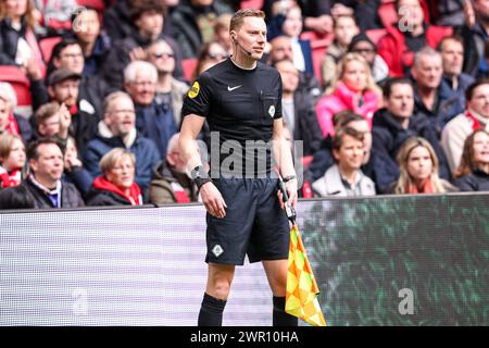 AMSTERDAM, PAESI BASSI - 10 MARZO: L'assistente arbitro Marco Ribbink guarda in alto durante l'incontro olandese Eredivisie tra Ajax e fortuna Sittard alla Johan Cruijff Arena il 10 marzo 2024 ad Amsterdam, Paesi Bassi. (Foto di Peter Lous/Orange Pictures) Foto Stock