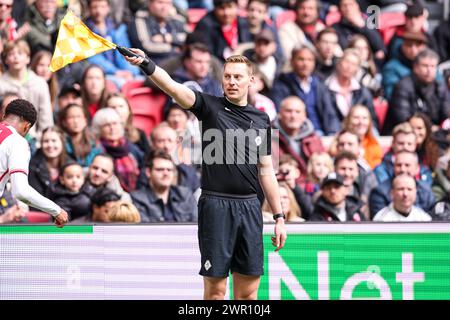 AMSTERDAM, PAESI BASSI - 10 MARZO: L'assistente arbitro Marco Ribbink guarda in alto durante l'incontro olandese Eredivisie tra Ajax e fortuna Sittard alla Johan Cruijff Arena il 10 marzo 2024 ad Amsterdam, Paesi Bassi. (Foto di Peter Lous/Orange Pictures) Foto Stock