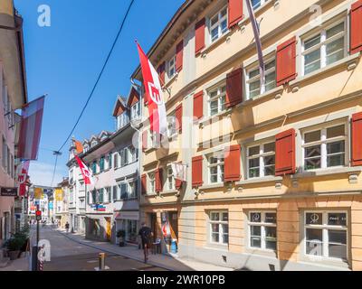 Bregenz: via Kirchstraße, città vecchia, bandiere di Vorarlberg a Bodensee (lago di Costanza), Vorarlberg, Austria Foto Stock