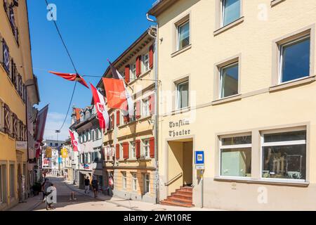 Bregenz: via Kirchstraße, città vecchia, bandiere di Vorarlberg a Bodensee (lago di Costanza), Vorarlberg, Austria Foto Stock